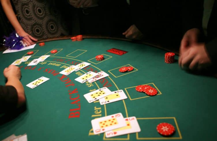 Blackjack allein oder in großer Runde